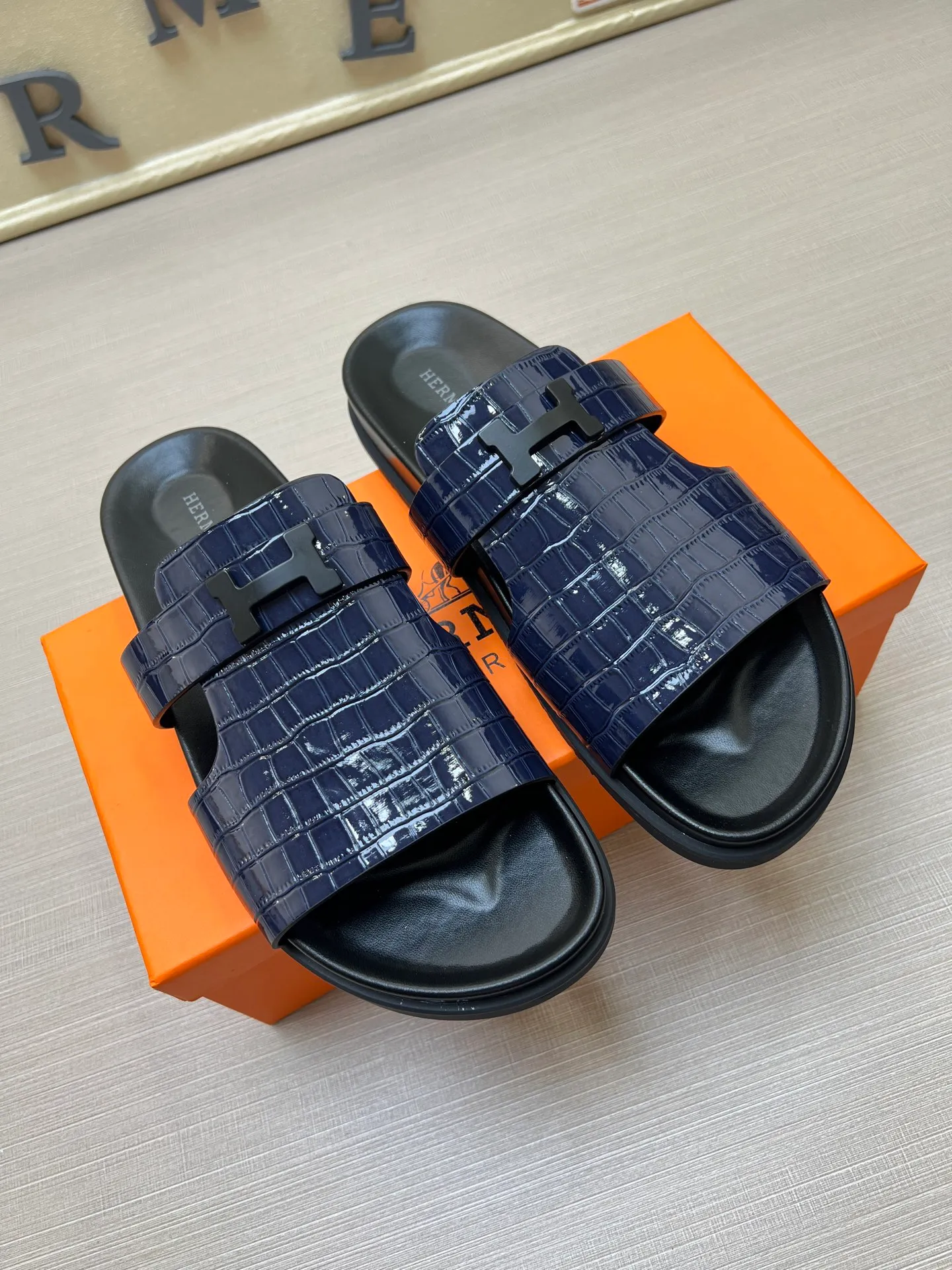[H Family Hermès] P: 360💰 Size: 38-45 Hermes Men’s Kazimir Slippers - 2025 Summer New Hermès Same as the original version, with colored cowhide surface + rubber combined sole, handmade by master-level craftsmen! ❥High-end customization, exclusive products, the highest version in the industry.